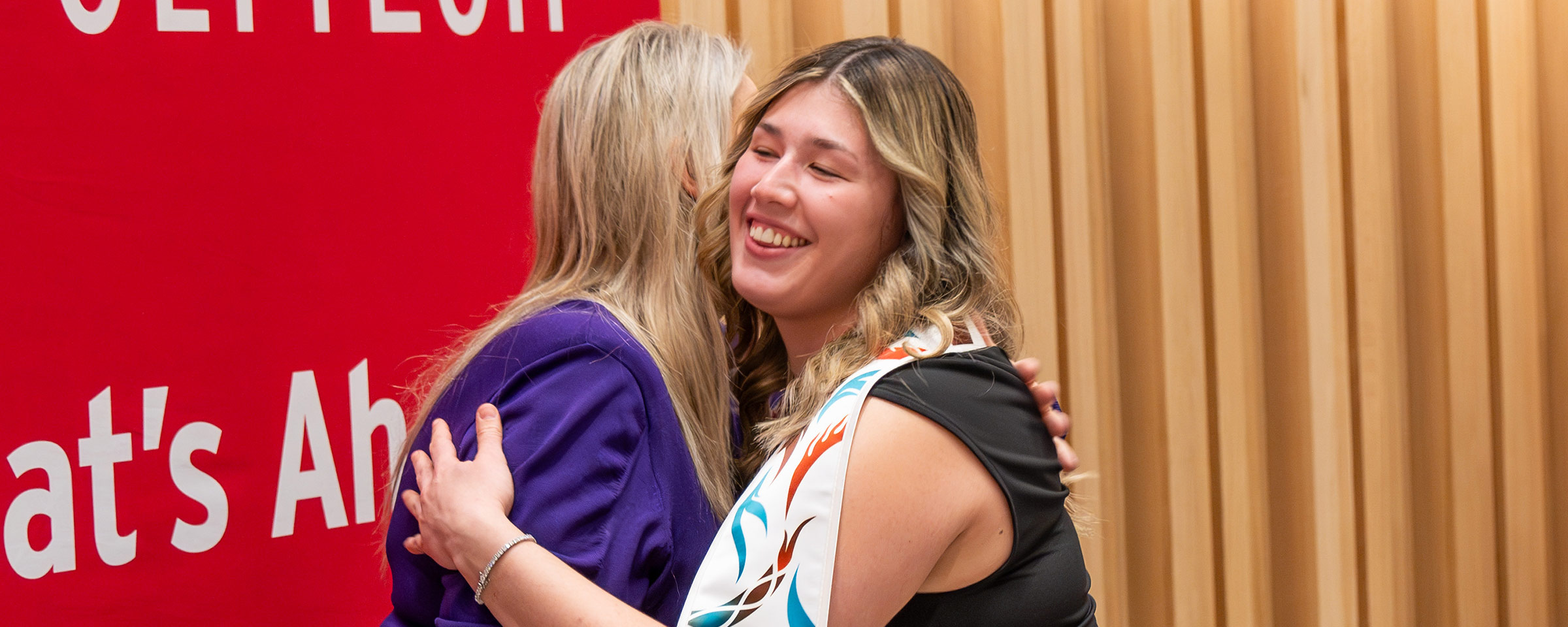 两人在战俘毕业典礼上拥抱