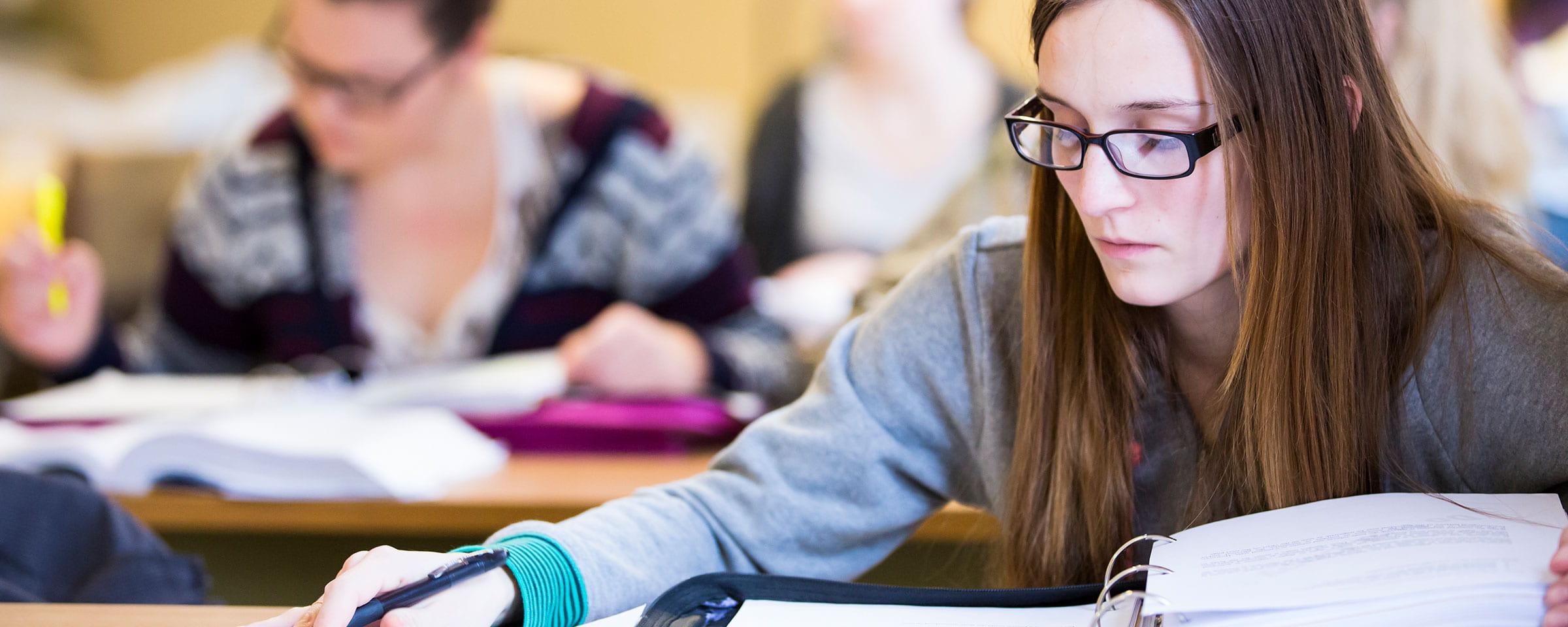 在办公桌前写字的女孩