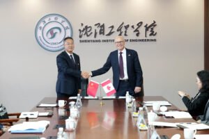 两人在会议室握手