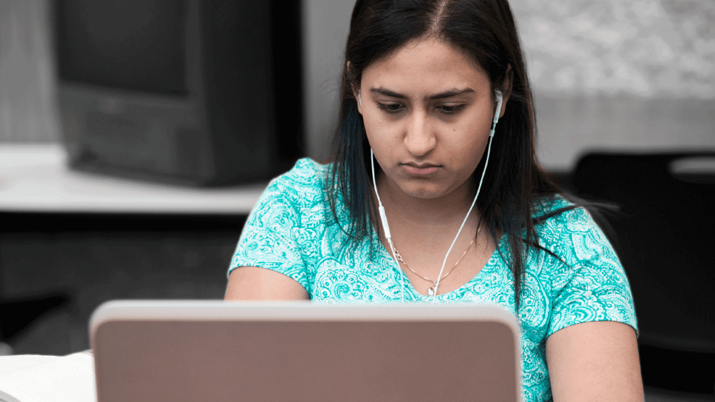 正在做作业的学生