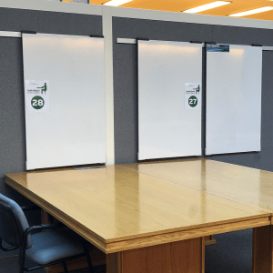 附近有白板的大桌子