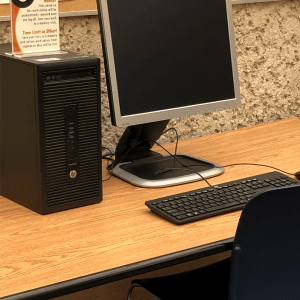 可供使用的三台计算机中的一台