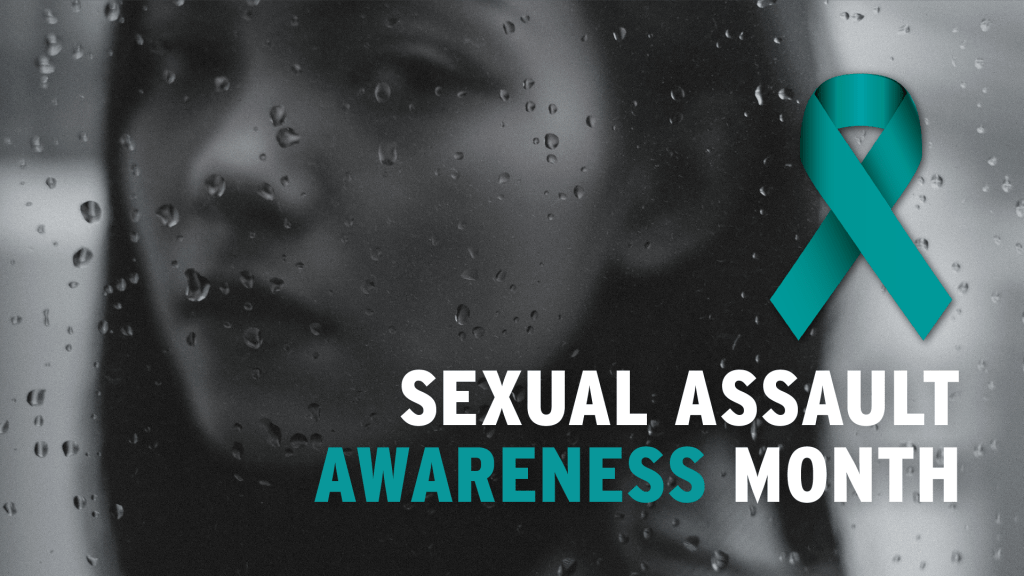 雨中透过窗户望去的小女孩