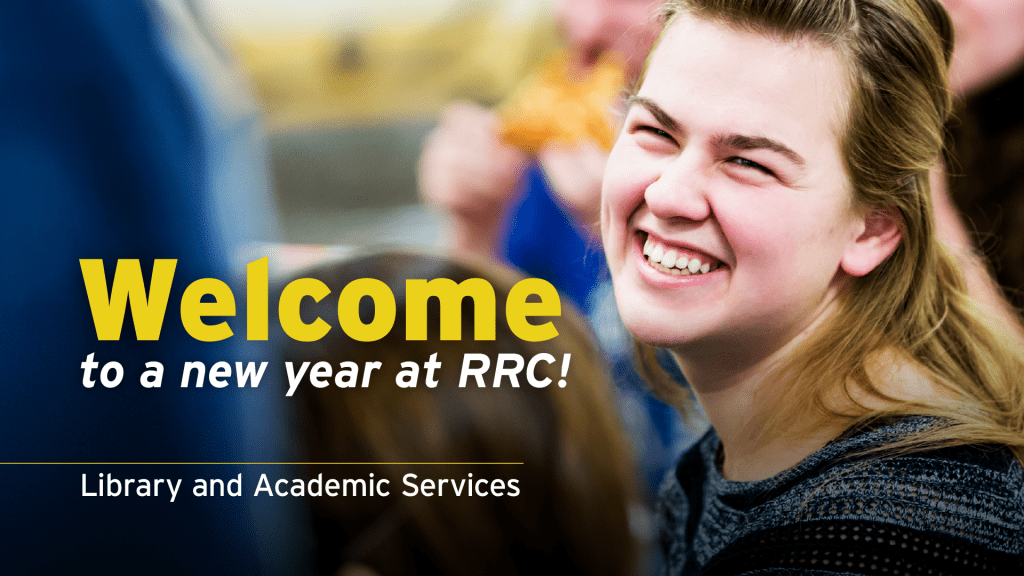 微笑的学生抬头。嵌入文本：欢迎来到 e8体育 新的一年！