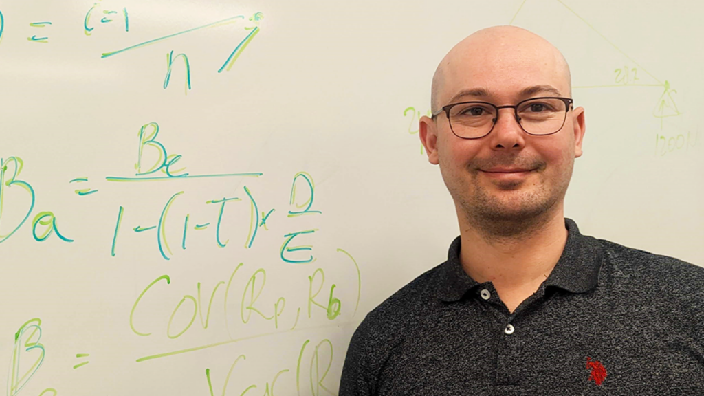 Alex Shatokhin 审阅商业财务的照片。