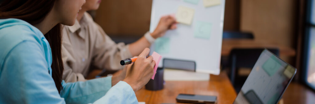 学生用记号笔在笔记上写字。