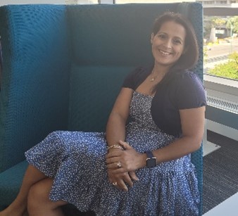 一个人坐在窗前，微笑着。