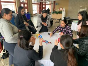 一群学生在玩游戏。