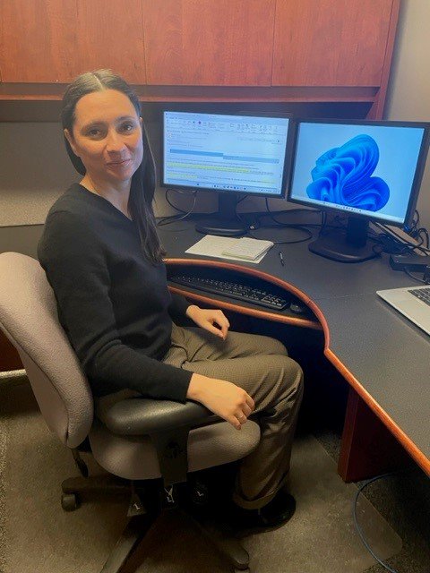 坐在电脑前的女人。