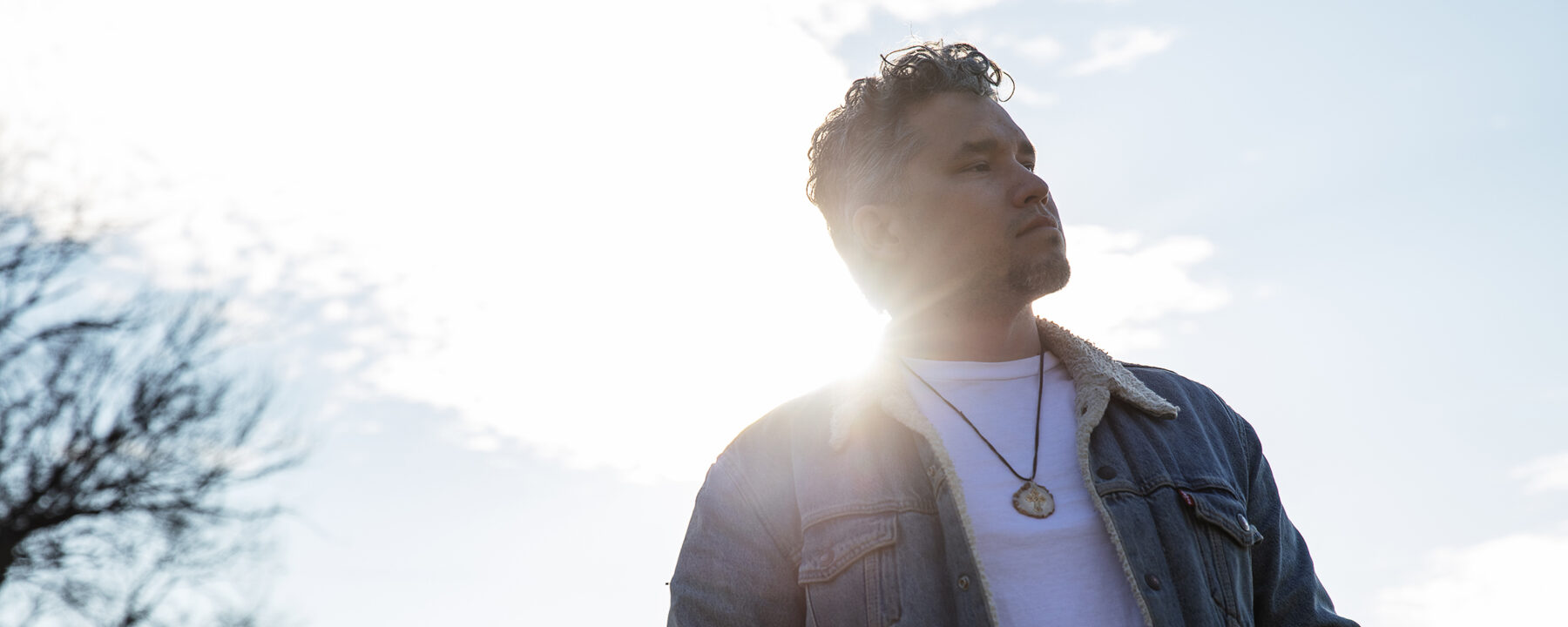 站在阳光下的人。