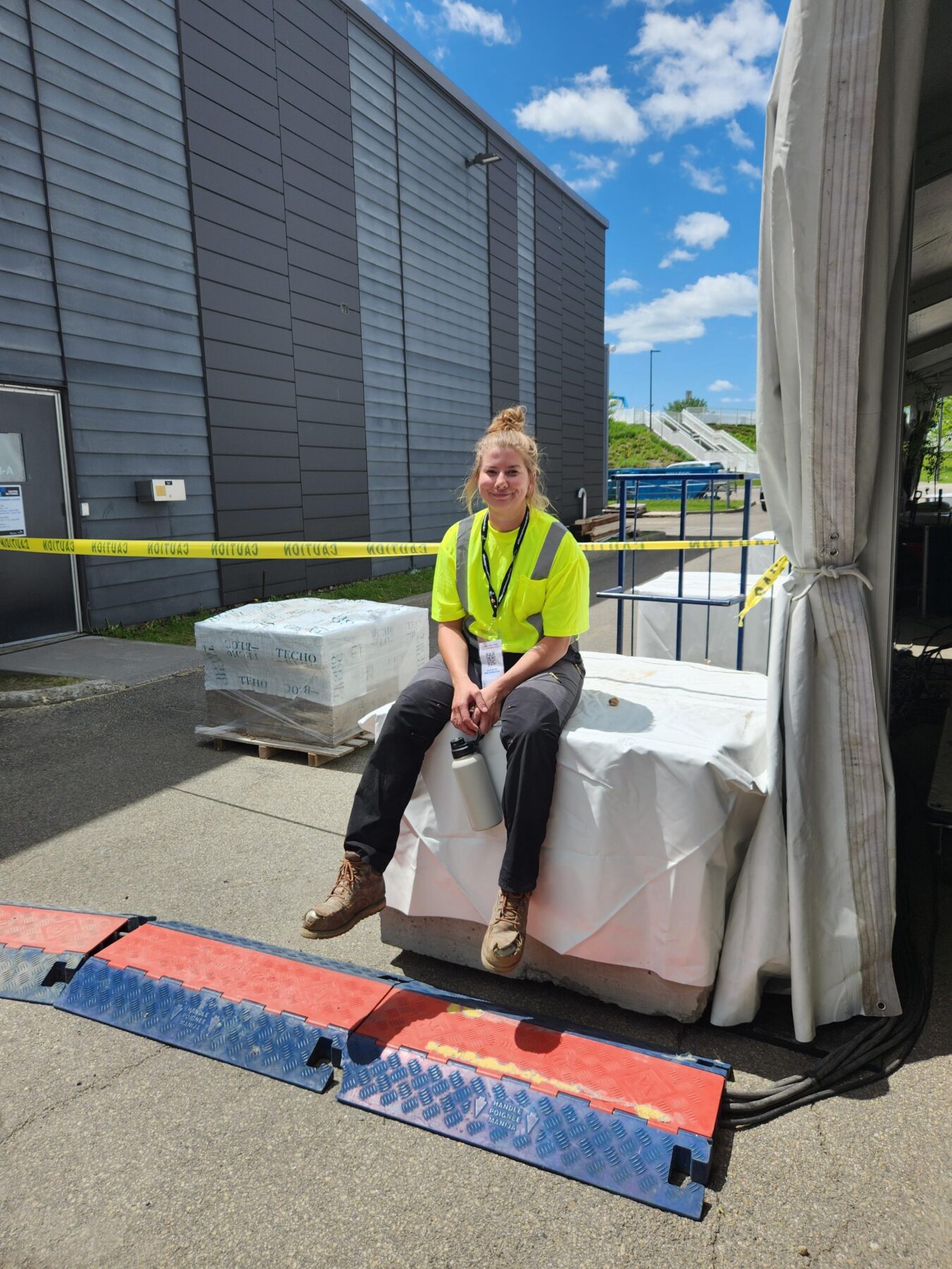 学生坐在铺着白色盖子的托盘上，她穿着一件亮黄色的衬衫。