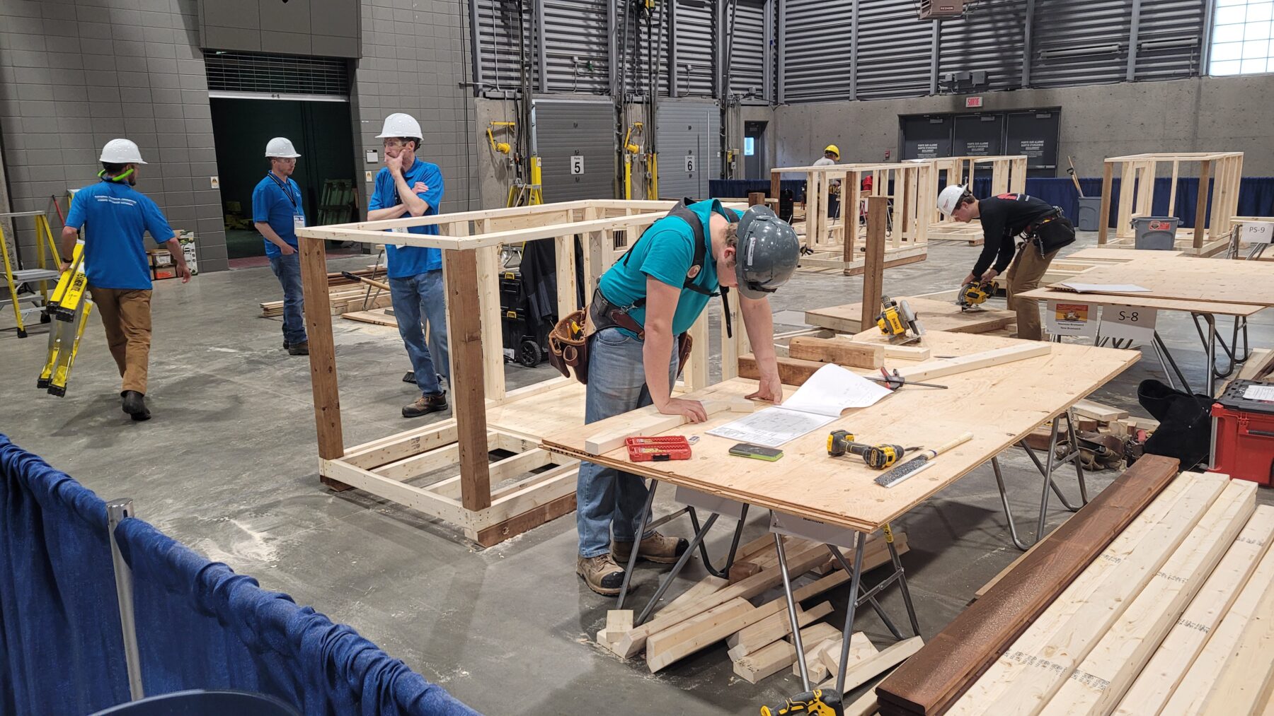 学生站在木工长凳上。