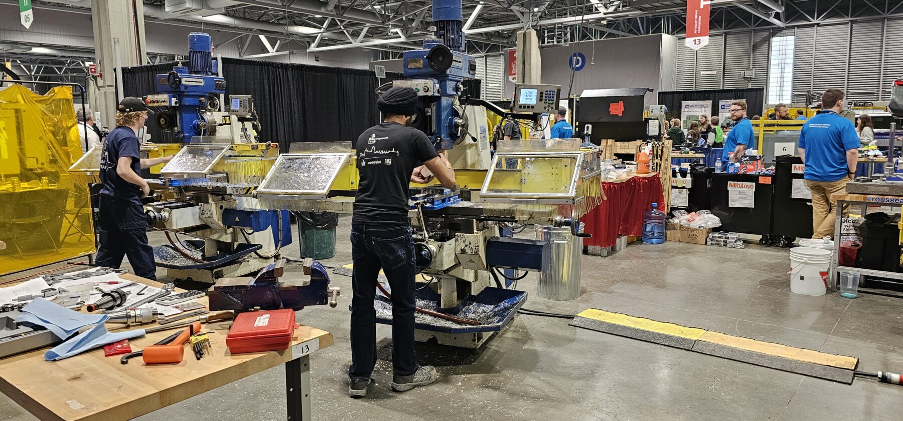 学生参加精密加工比赛。