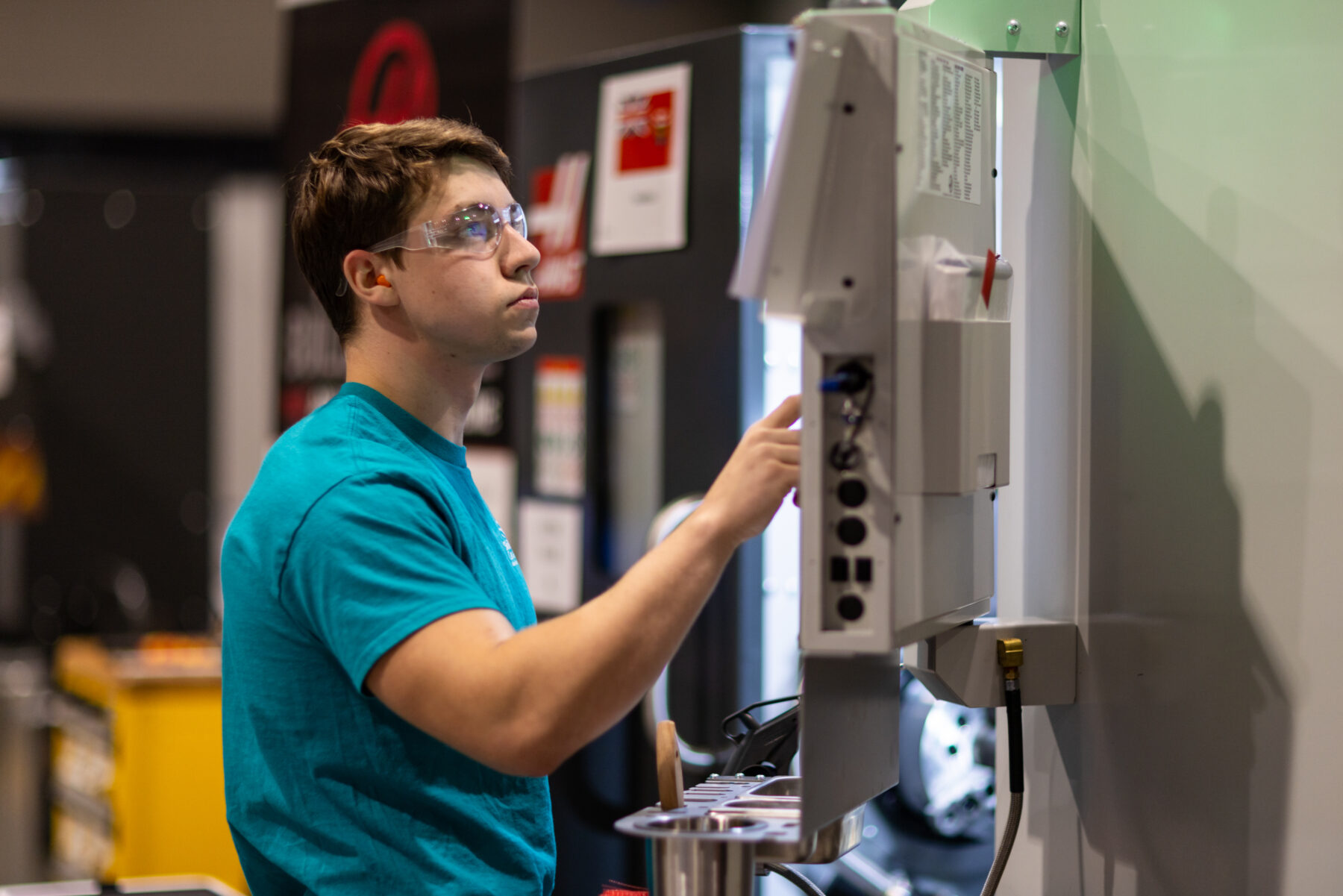 学生参加 CNC 竞赛。