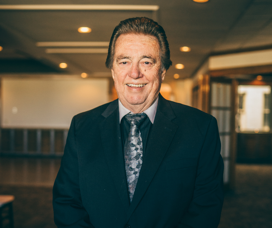 穿着黑色西装、打着领带的男人站着。