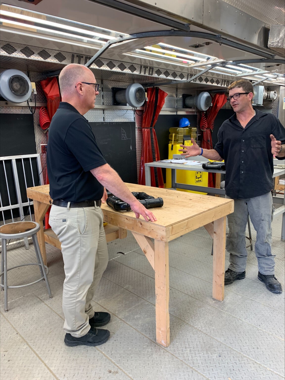 温尼伯市长与教练交谈