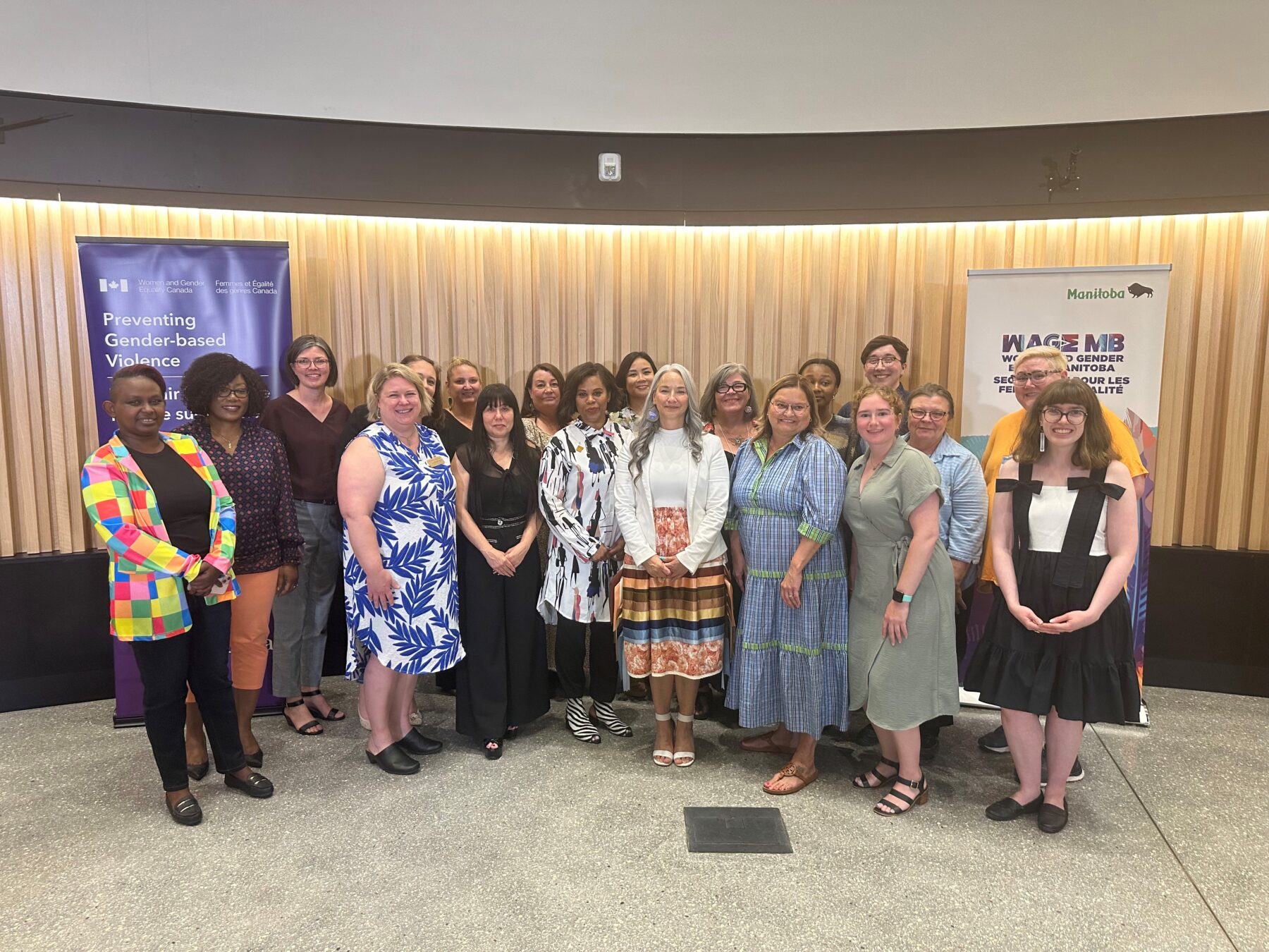 Manitou a bi Bii daziigae 宣布这一消息后，政府代表和社区合作伙伴合影