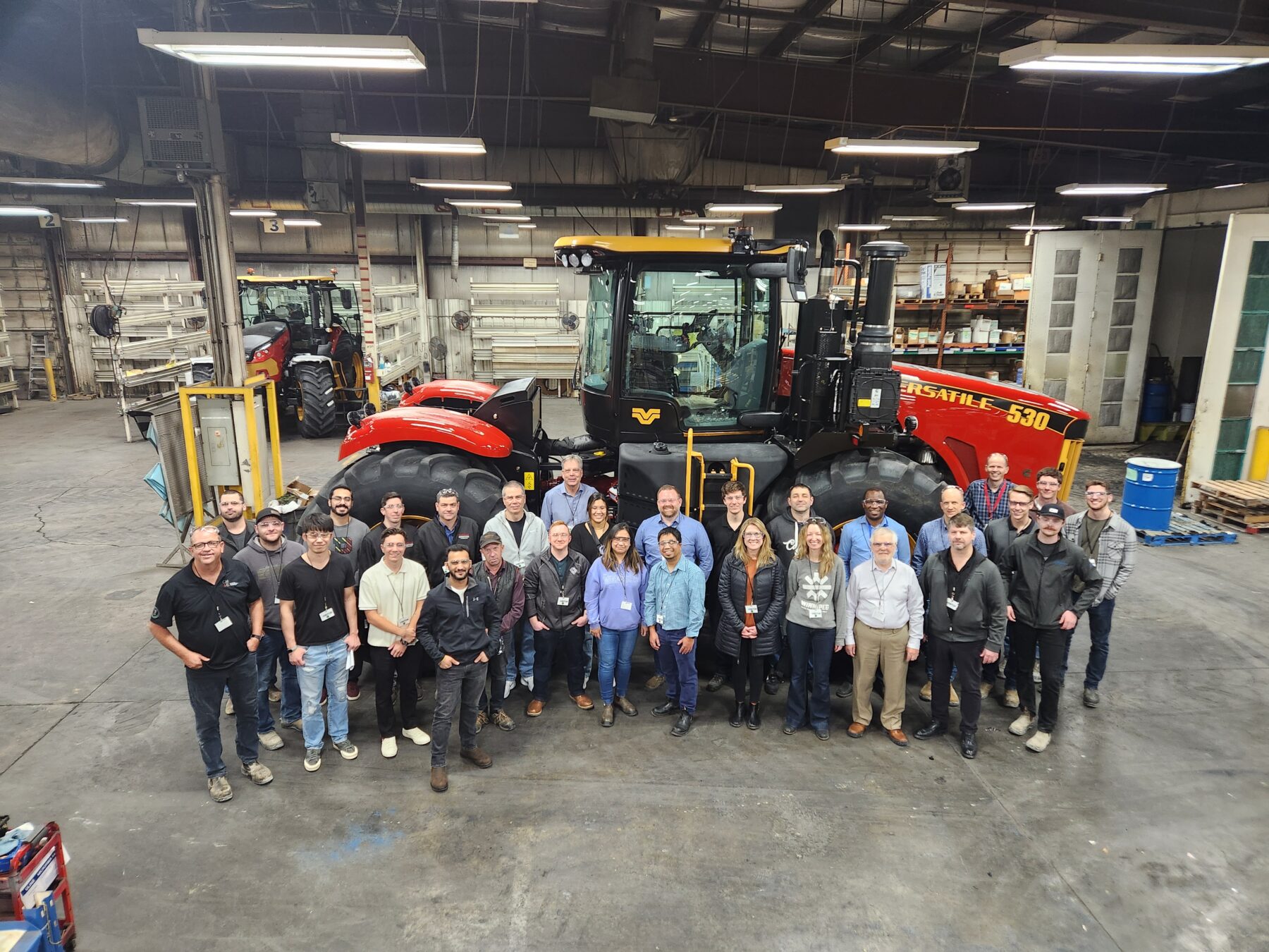 一群人站在一台大型农机前