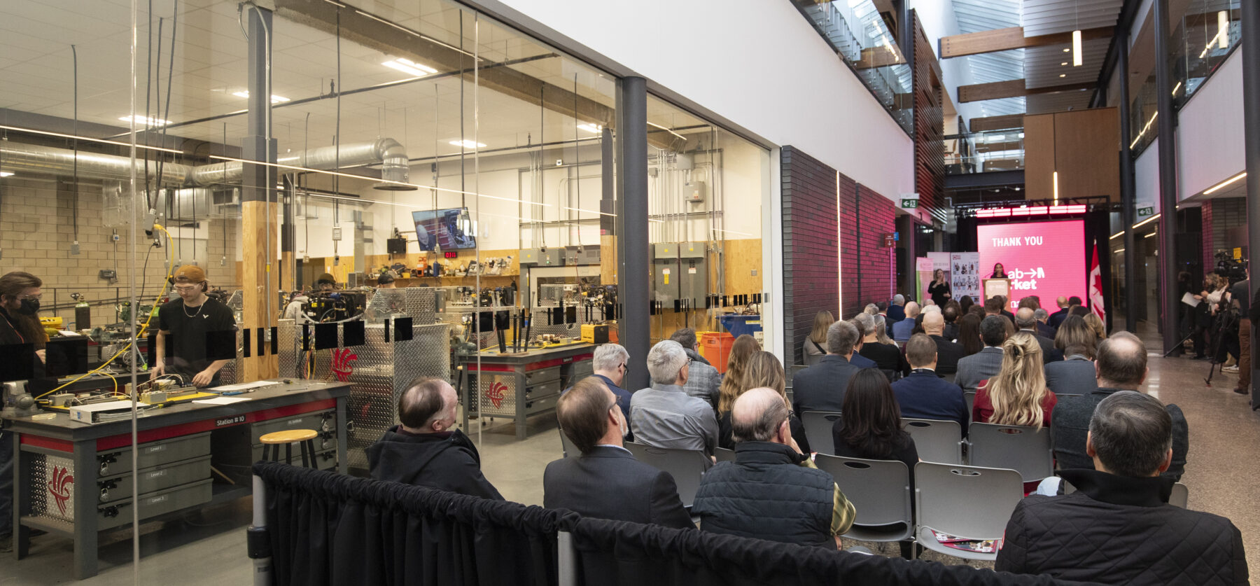 人们坐在教室前面