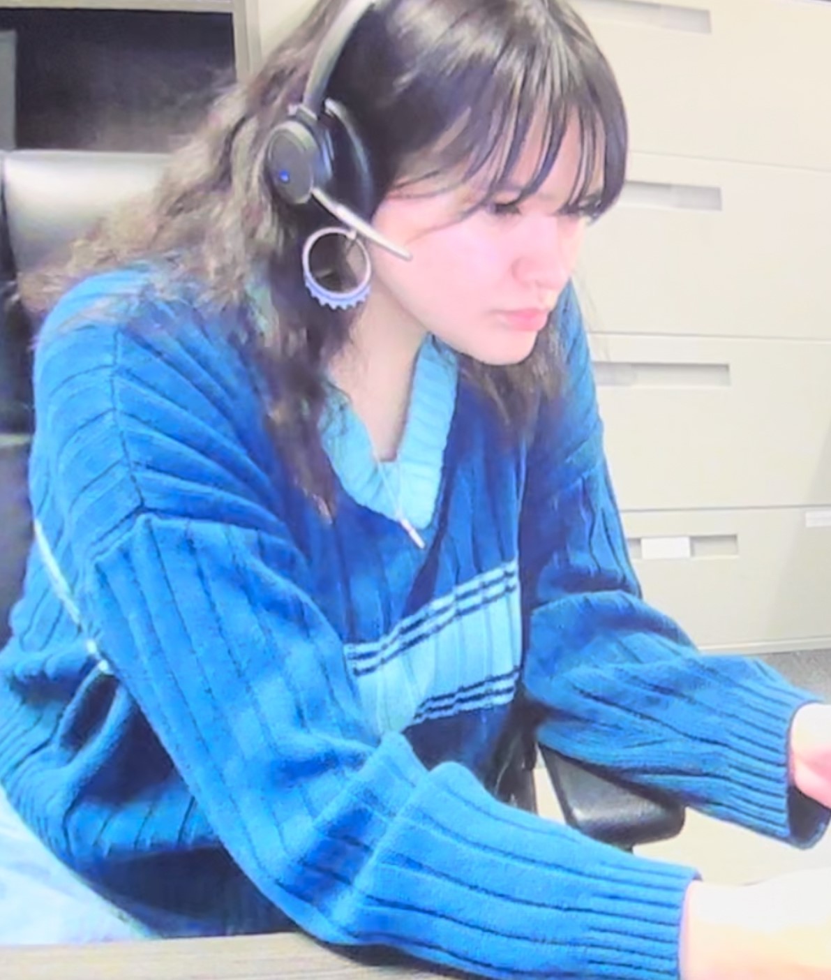 戴着耳机打字的学生