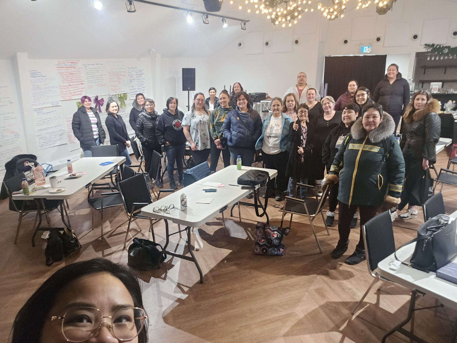 学生和辅导员在课堂照片中微笑