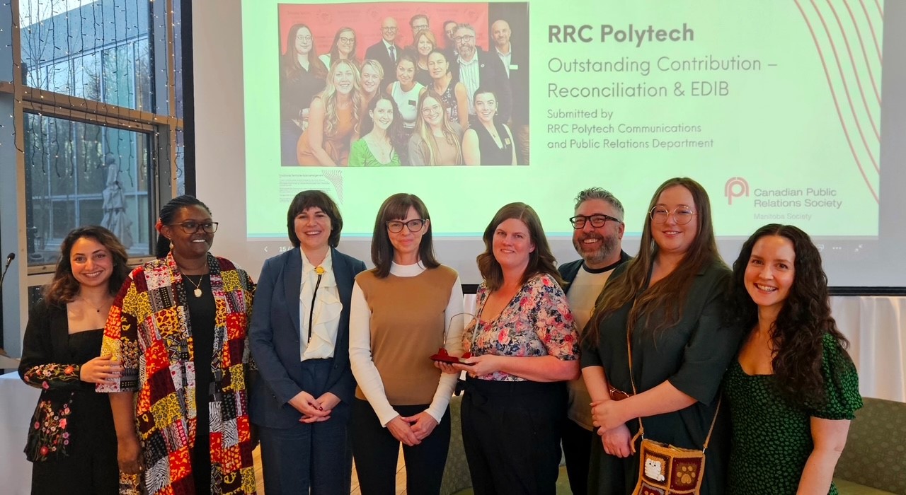 e8体育 Communications 团队在 Qualico 家庭中心举行的马尼托巴年度传播者颁奖典礼上因对真相与和解以及公平、多样性、包容性做出的杰出贡献而荣获奖项