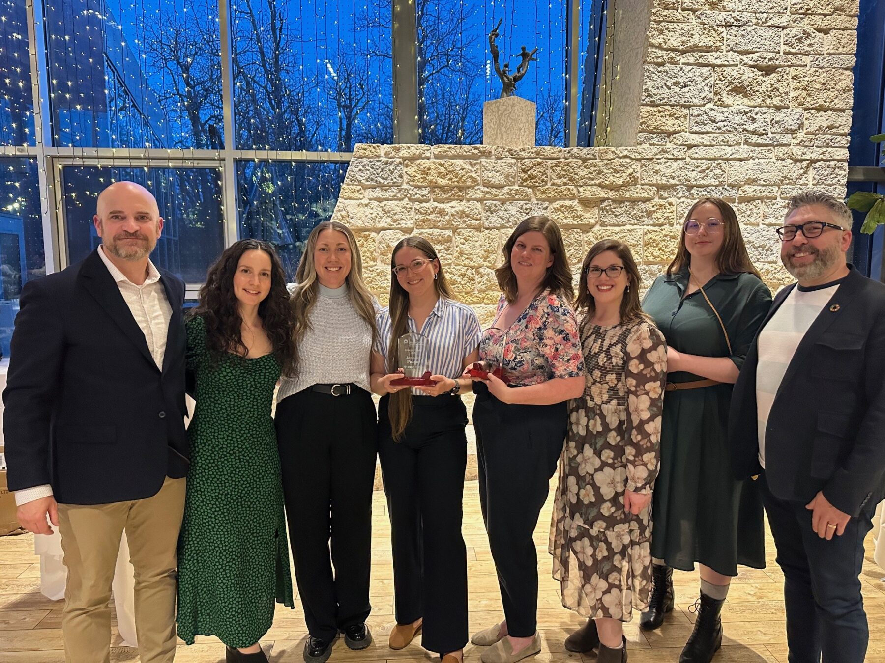 2025 年 4 月 23 日在夸利科家庭中心举行的 2025 年马尼托巴年度传播者颁奖典礼上，传播团队合影留念