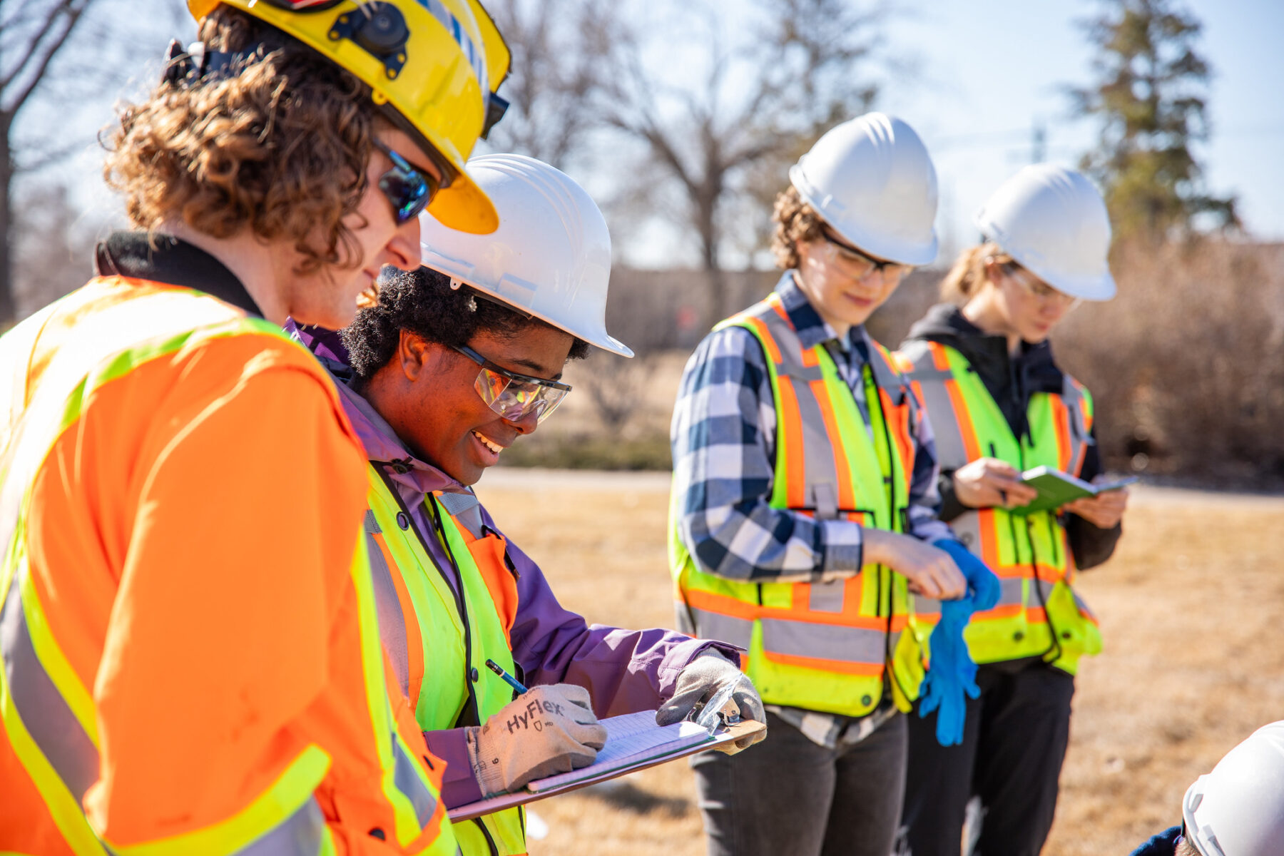 一群穿着个人防护装备的环境工程技术学生在圣母大学e8体育网外一起工作