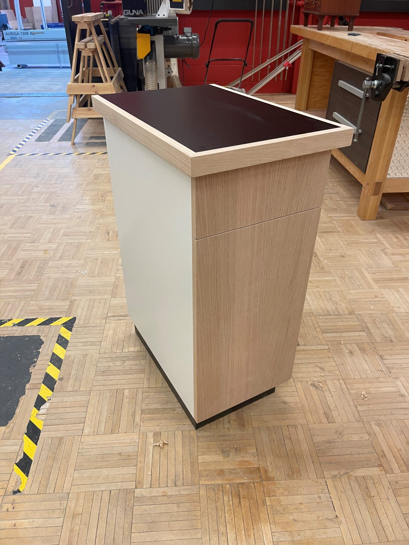 学生制作的橱柜,抽屉和门都关闭,展示了橱柜的视觉效果。