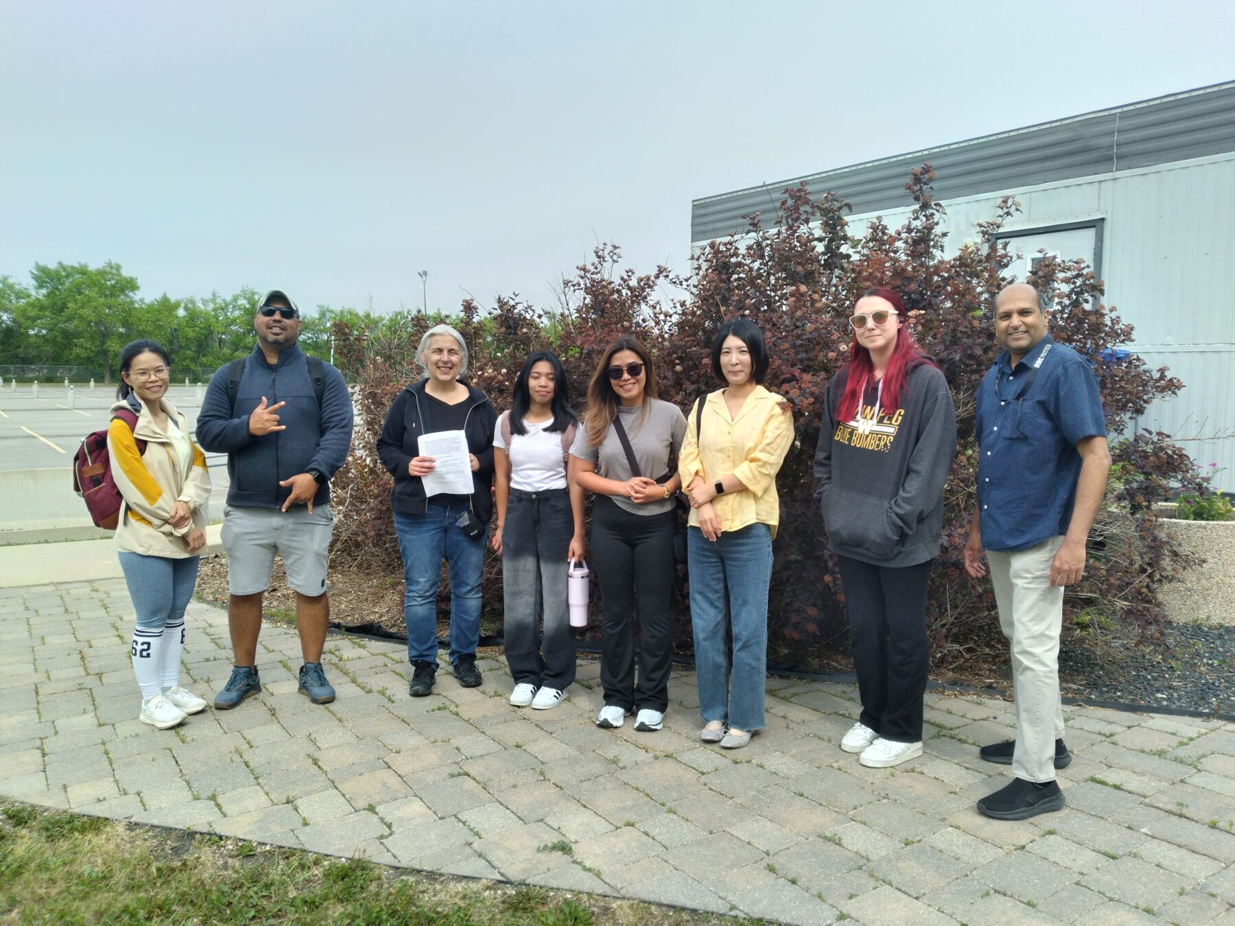 学生们站在圣母院e8体育网的拖车外