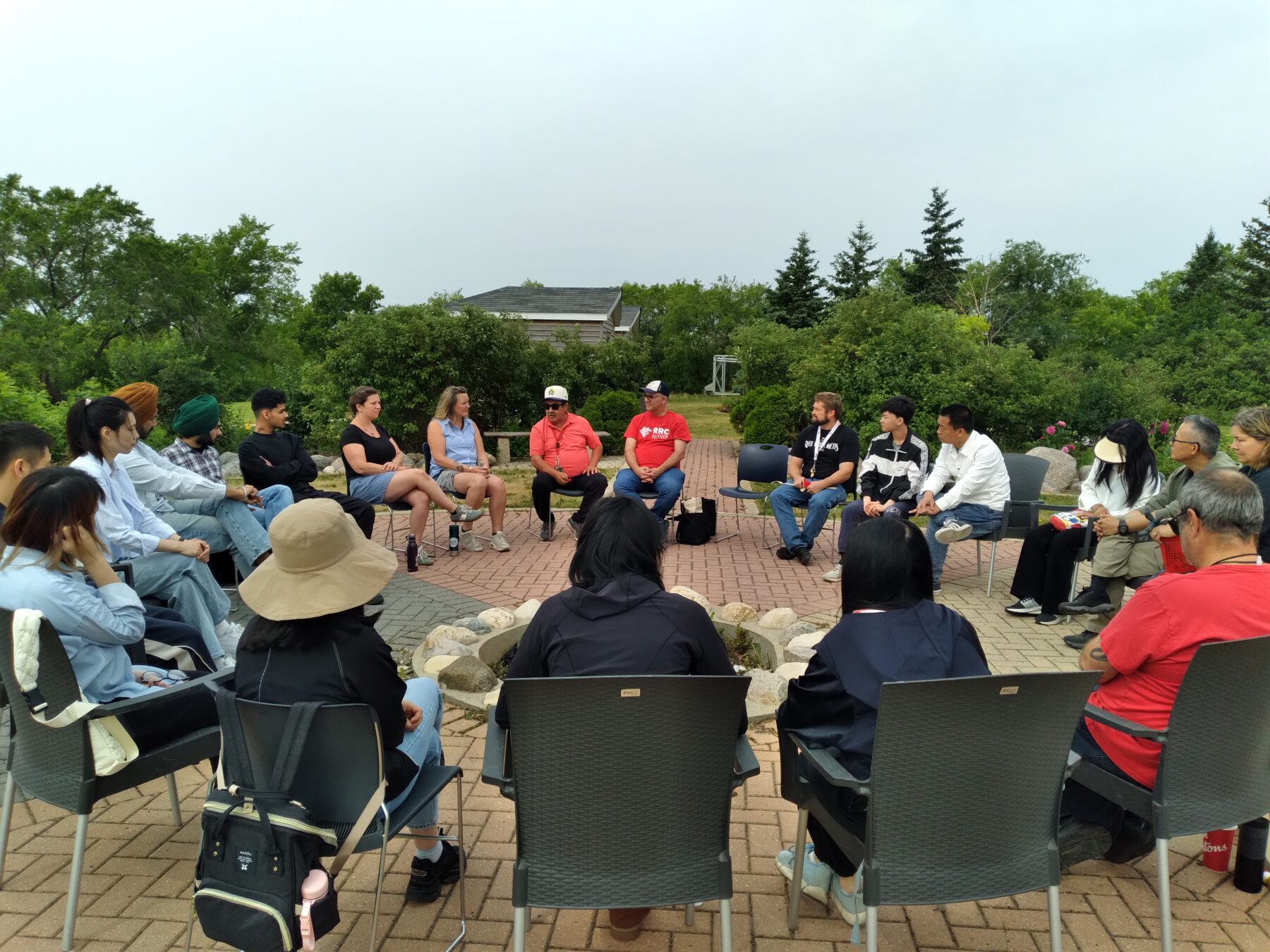 教职员工和学生在药轮花园围成一圈