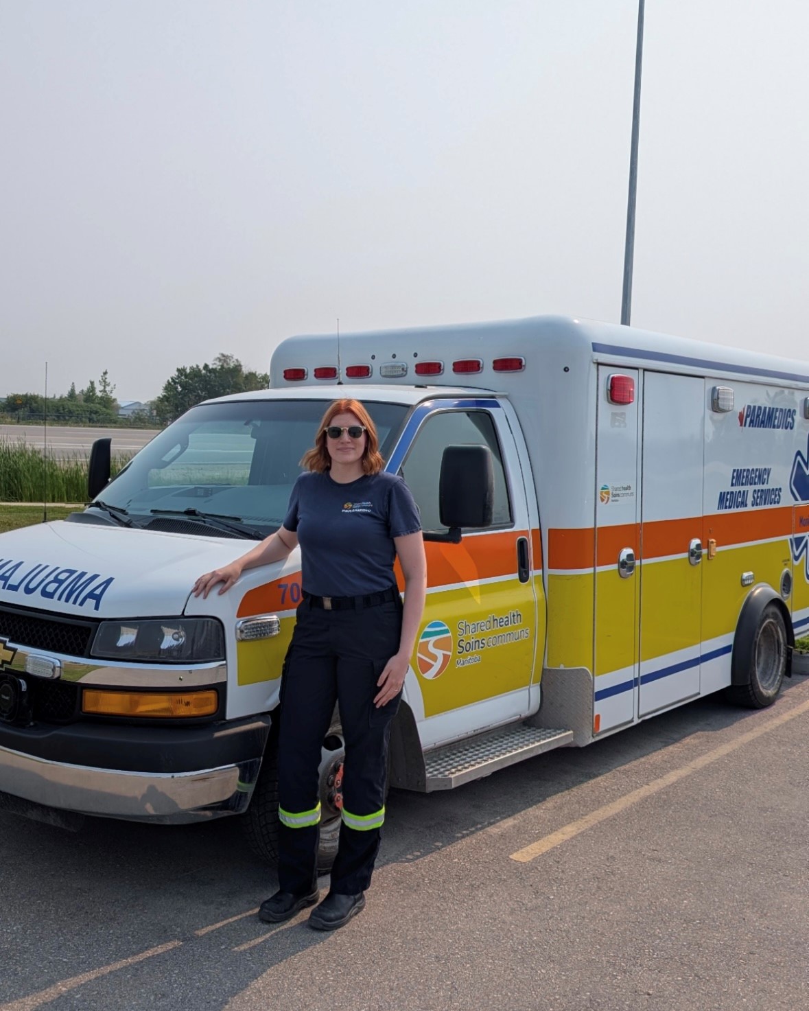 ACP 毕业生,Breanna Koch 站在救护车前