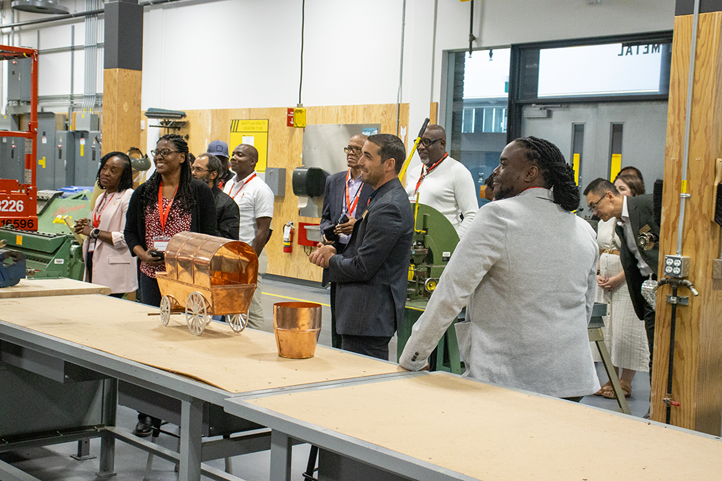 人们在钣金实验室参观