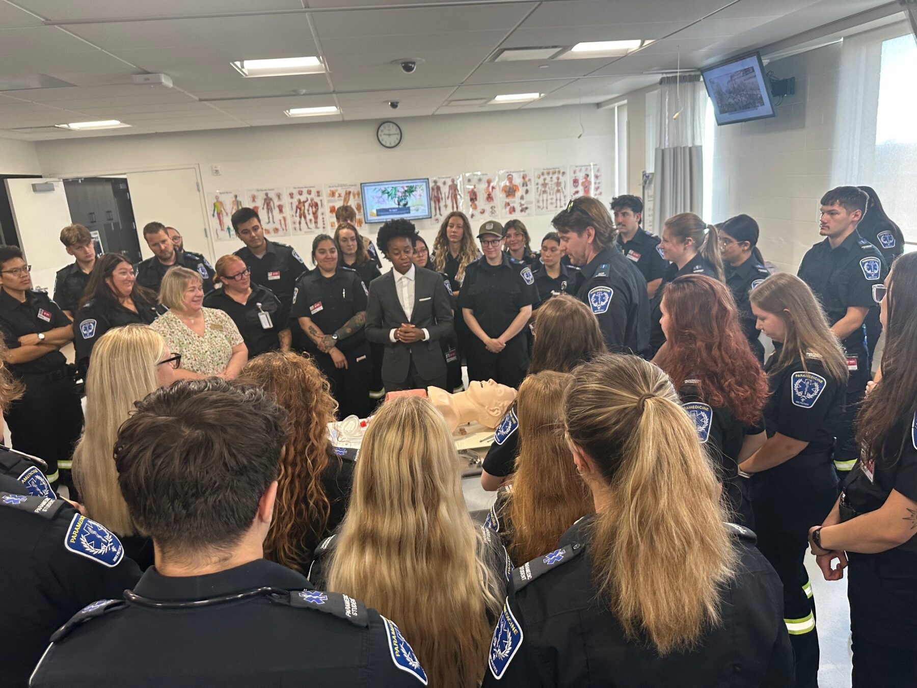 近 70 名 ACP 和 PCP 学生聚集在一名 ACP 学生为 Asagwara 部长举行的示威活动