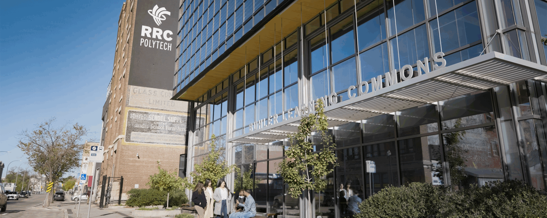 五个人围成一圈在 e8体育 的 William Ave 入口外聊天