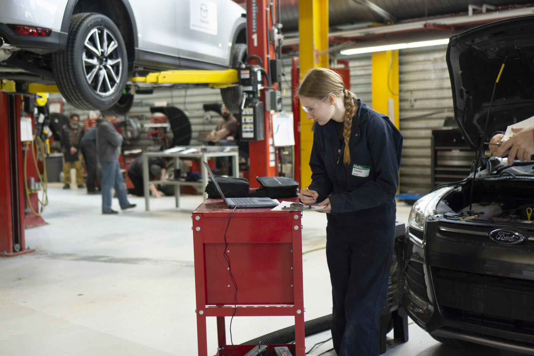 吊装汽车的机械师