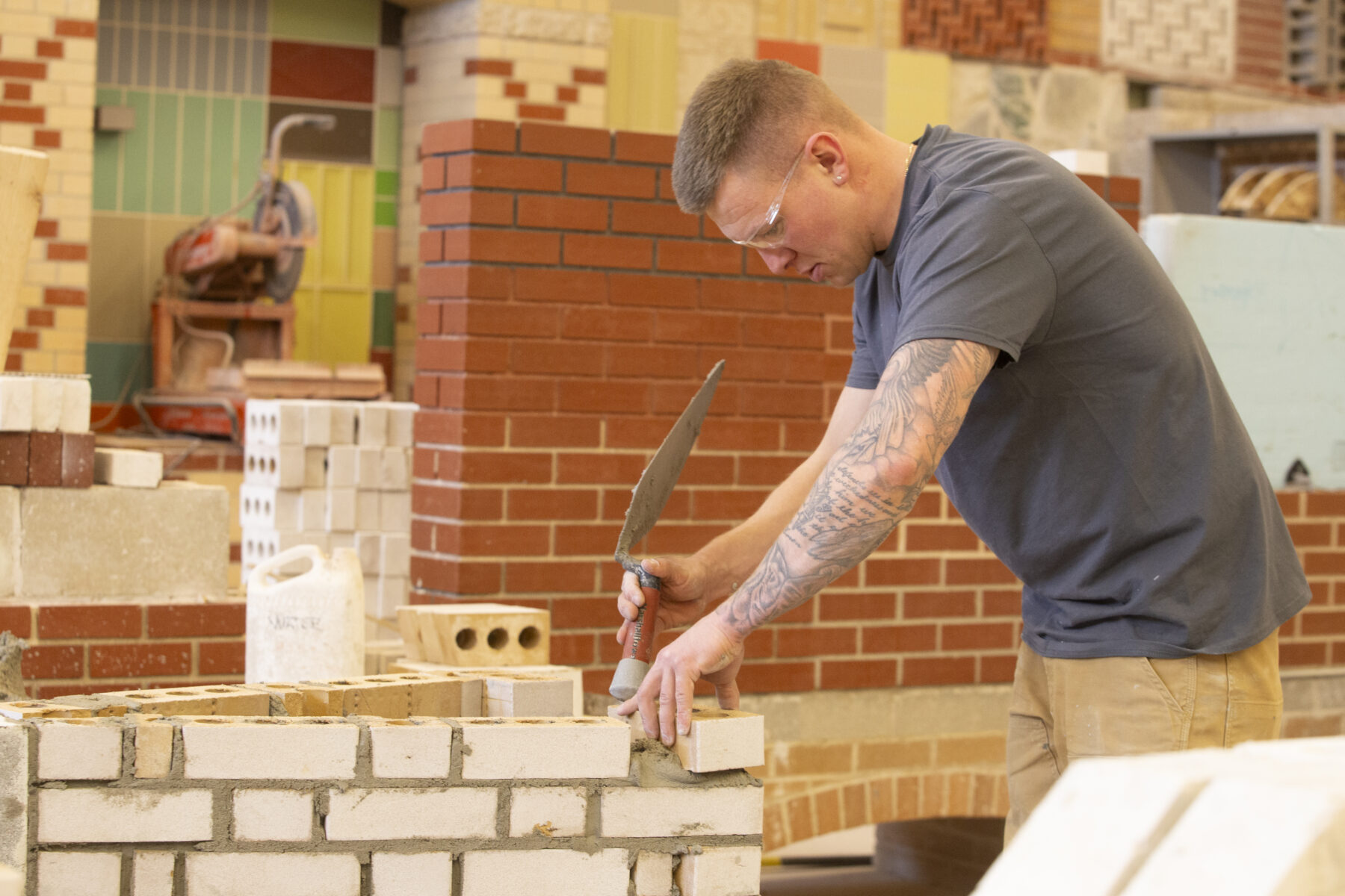 一个人在砖墙上添加砂浆