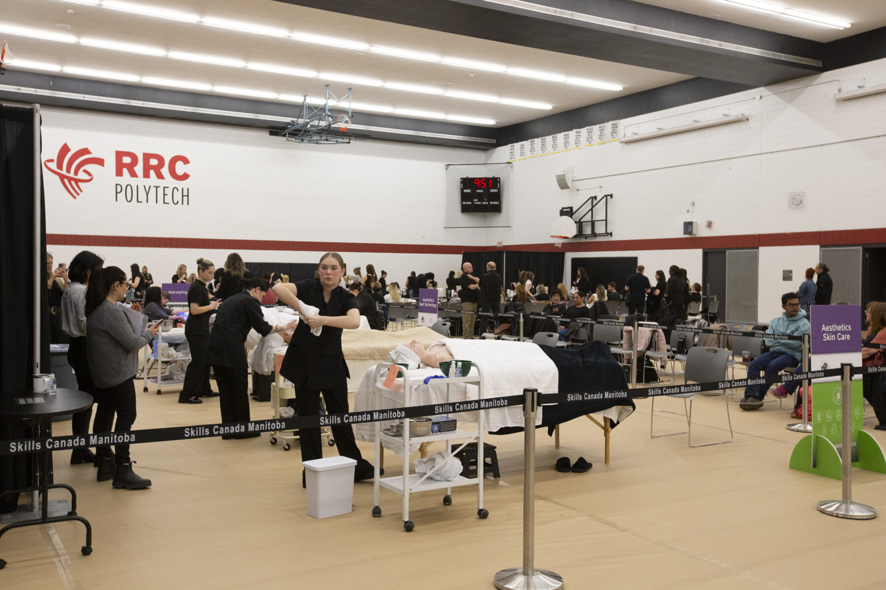 挤满学生的体育馆，参加皮肤和美容比赛