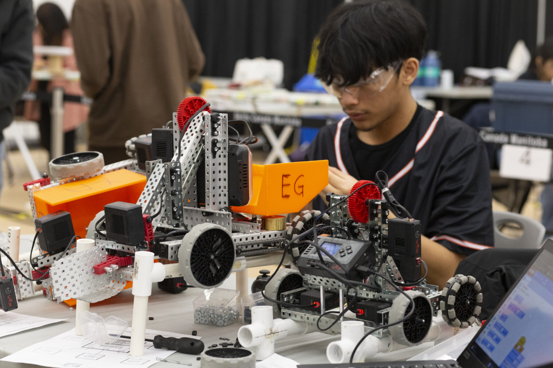 一个人组装机器人模型