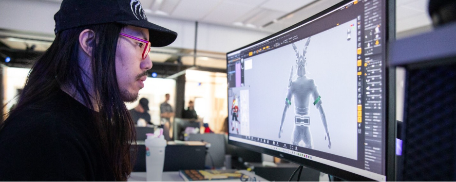 一名学生看着带有动画的电脑屏幕。