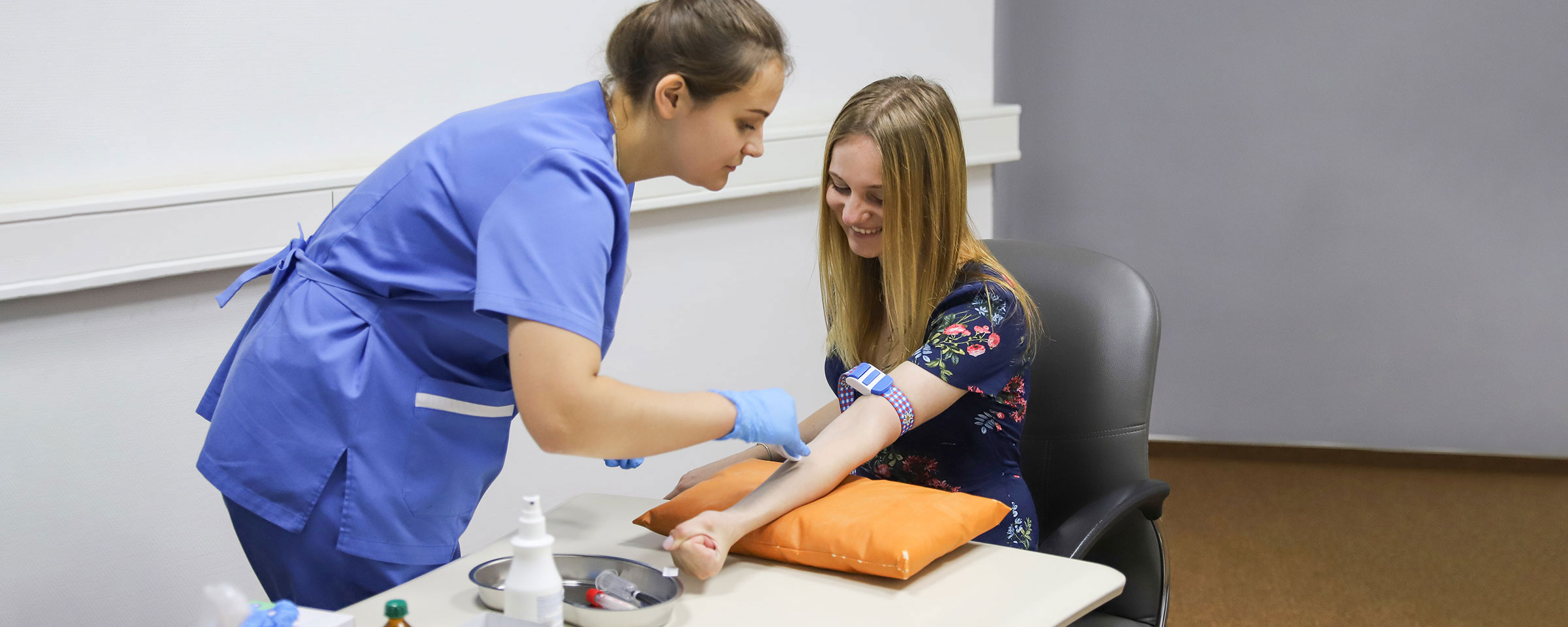 护士从病人身上抽血