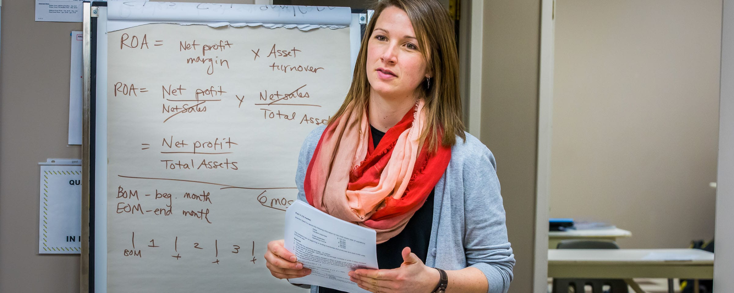 老师站在活动挂图前