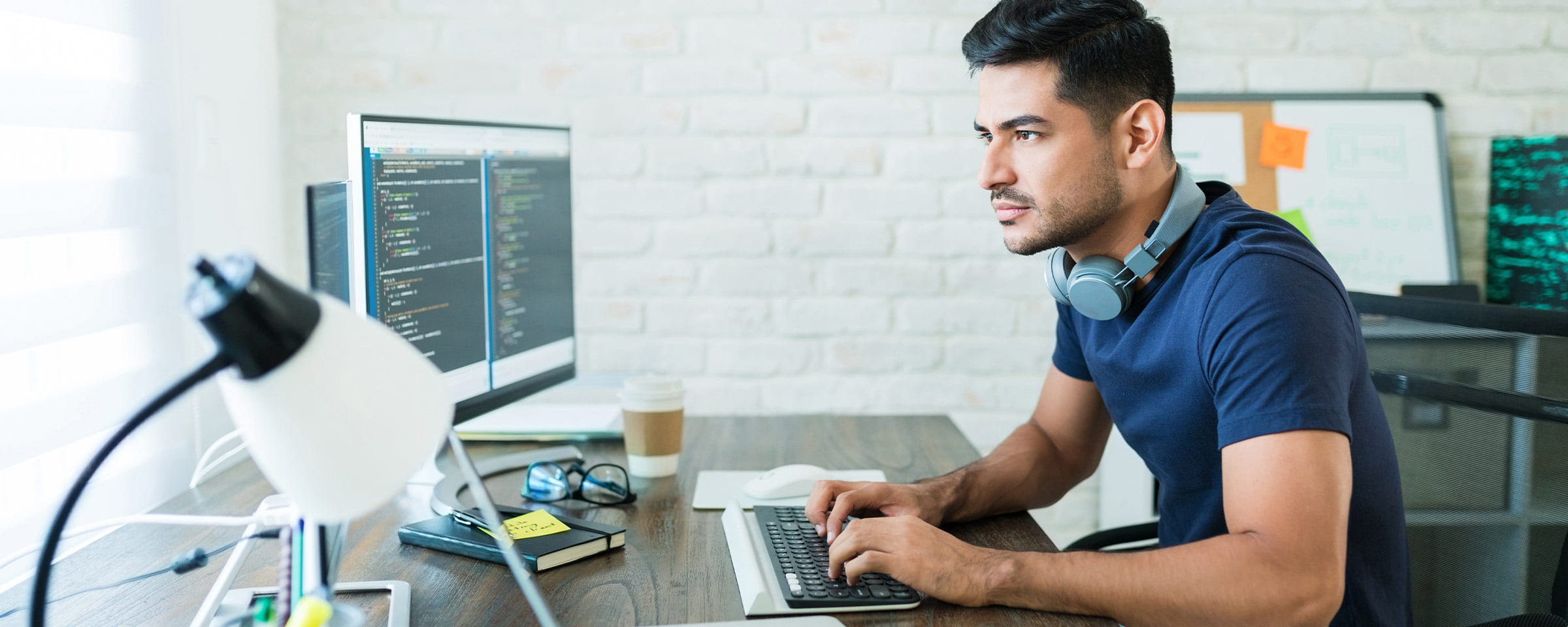 在家办公室用电脑工作的男人