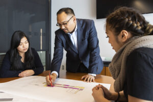 会议室中的三人