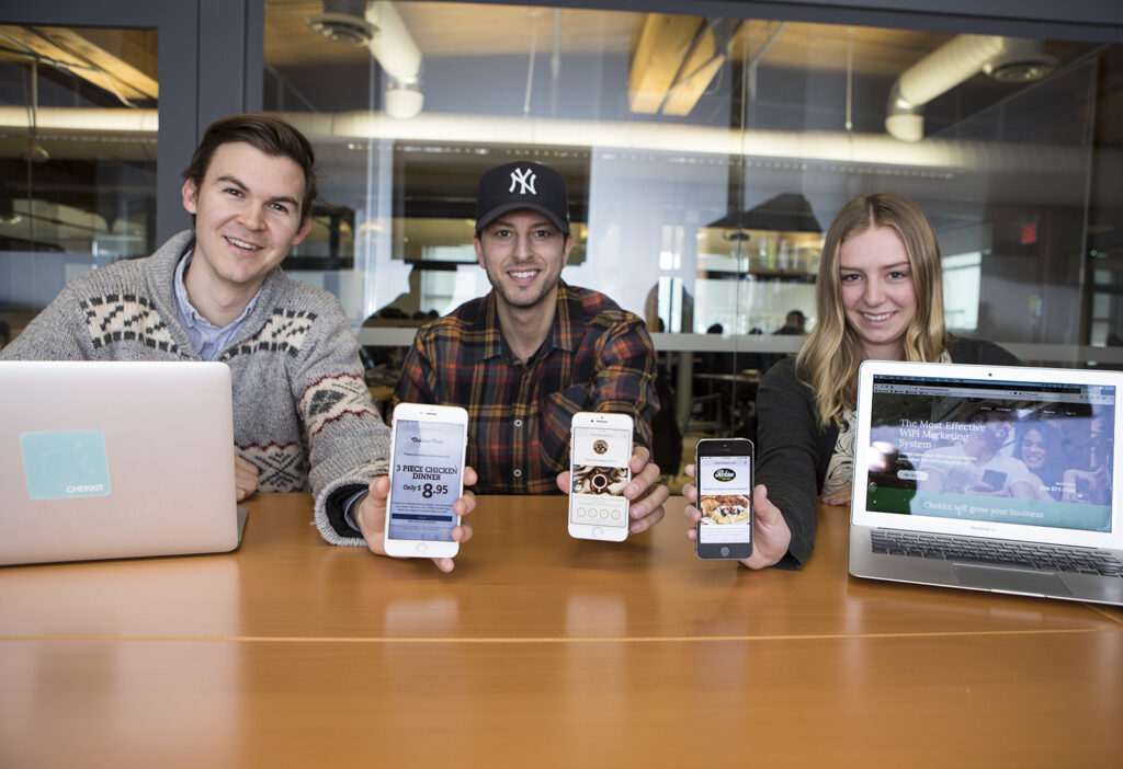 Chekkit 的 Lee Klimpke、Daniel Fayle 和 Emily Franz-Lien 在 RRC 的 ACE 项目空间。