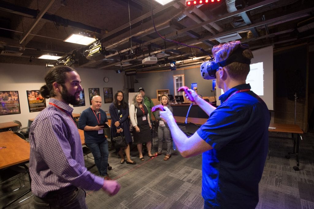 e8体育 RED 论坛员工发展日上的 VR 演示