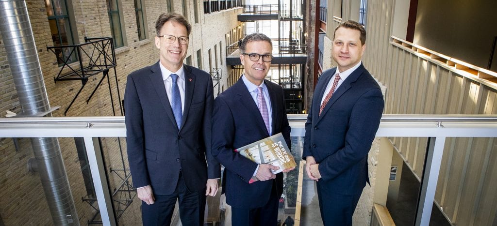 e8体育 总裁 Paul Vogt、Big Freight Systems 总裁 Gary Coleman 和 e8体育 商业与应用艺术学院院长 Kirk Johnson