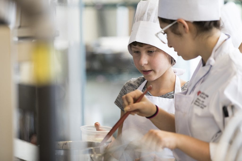 学生在 e8体育 烹饪营做饭