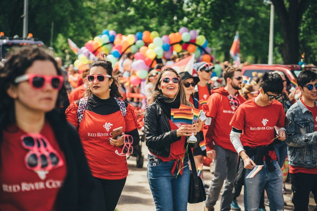 e8体育 员工和学生，2018 年温尼伯骄傲游行