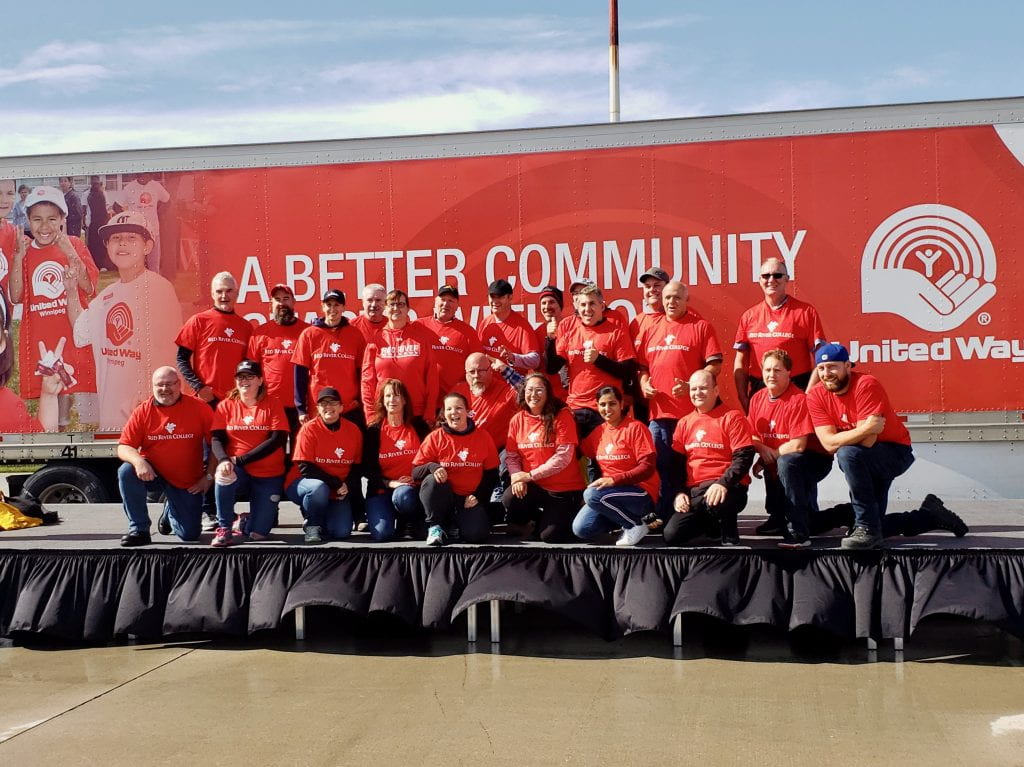 e8体育 员工团队参加 United Way Plane Pull 2019